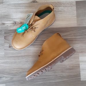 Clarks: NIB Wheat Nubuck Boots
